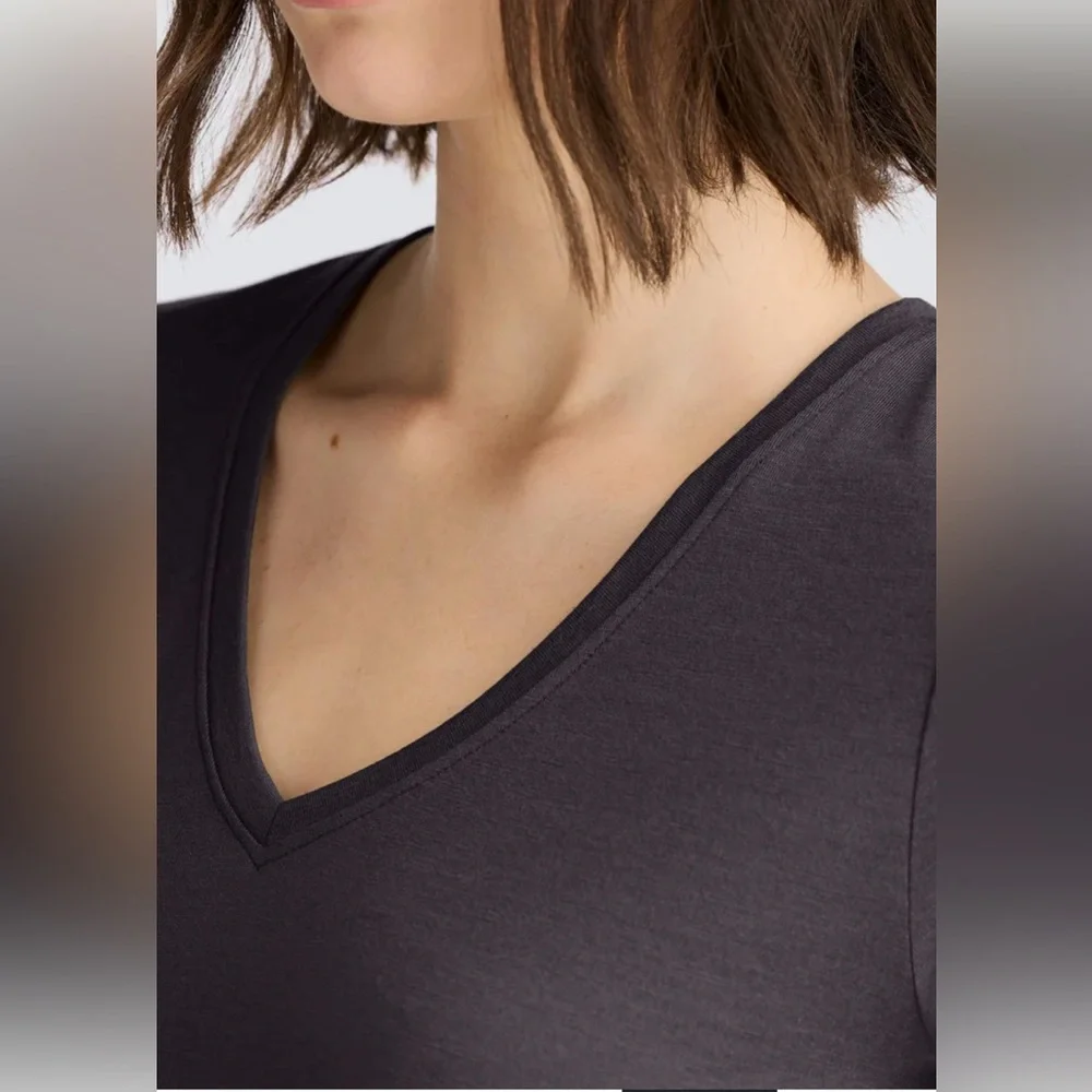 Women's Small Unbound Merino V‑Neck T‑Shirt Charcoal - Picture 5 of 5